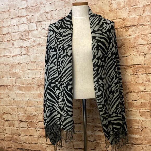 Black and gray scarf with fringe - Picture 2 of 3